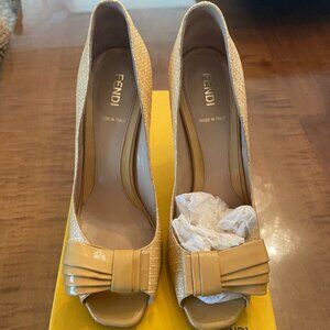Fendi Asymmetric Bow Peep-toe Pumps in a beige wicker Size 38 with box